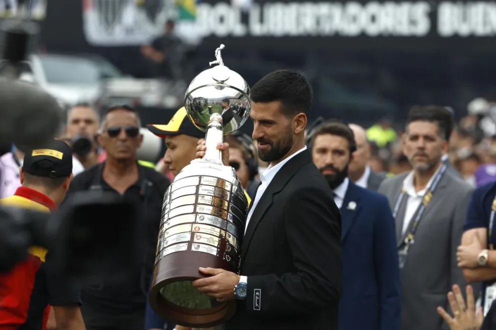 El tenista serbio Novak Djokovic sostiene el trofeo de la Copa Libertadores. Foto: EFE