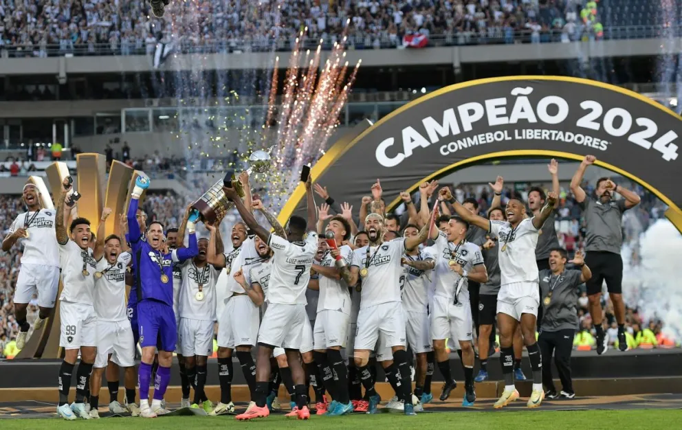 Jugadores de Botafogo festejan, trofeo en manos, su primer título de Copa Libertadores. Foto: Conmebol Libertadores 