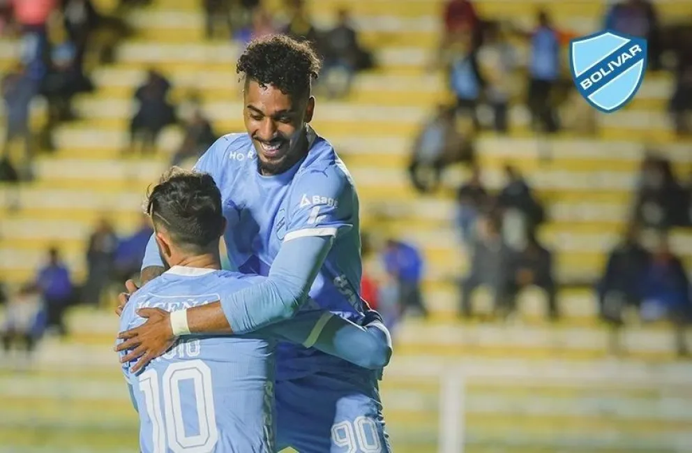 Sávio (10) y Gomes festejan uno de los goles. Foto: Club Bolívar.