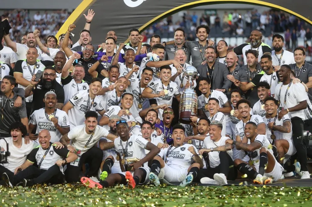 Jugadores, cuerpo técnico y dirigentes del Botafogo celebran en el campo de juego del Más Monumental el título de la Copa. Foto: club Botafogo FR