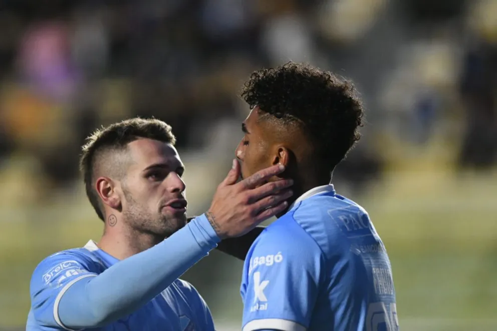 Los bolivaristas Orihuela (izq.) y Gomes celebran uno de los goles. Foto: APG.