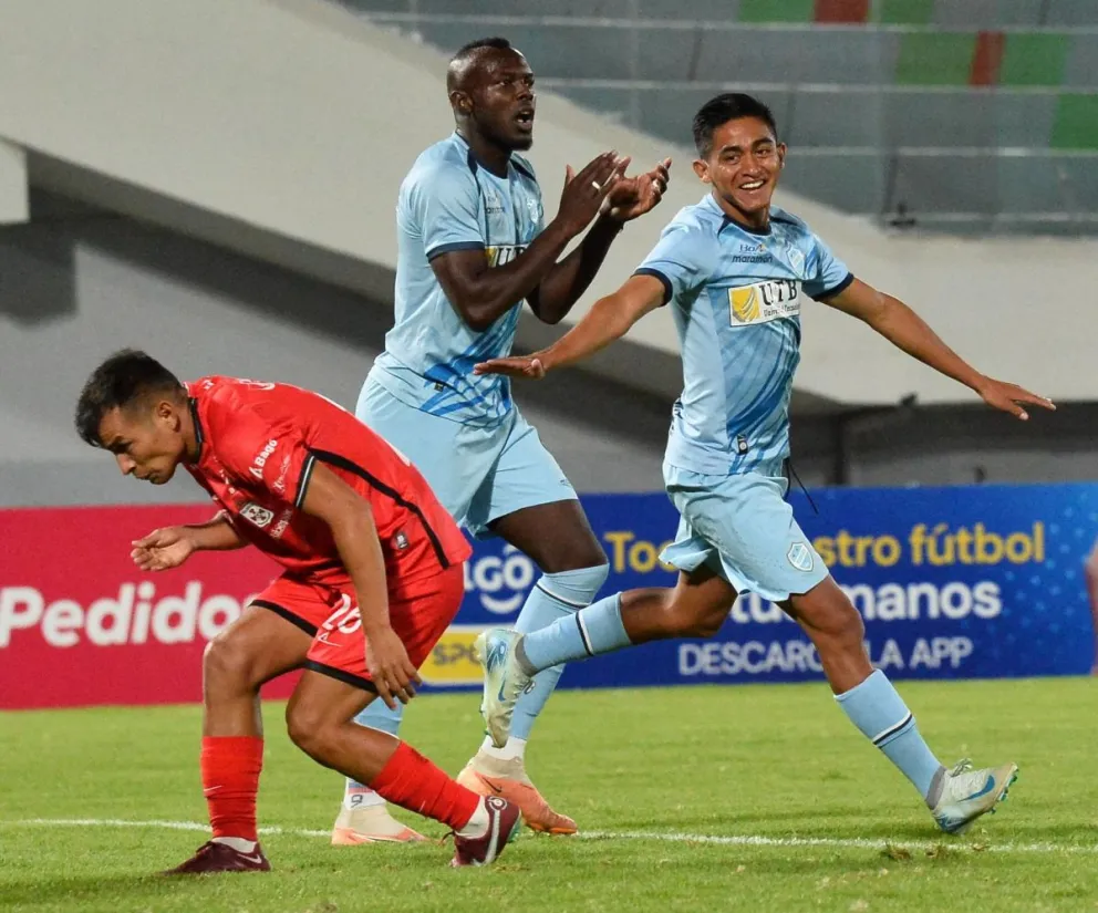 Gabriel Montaño (der.) inicia el festejo del primer gol de Aurora, que encaminó la goleada. Foto: APG