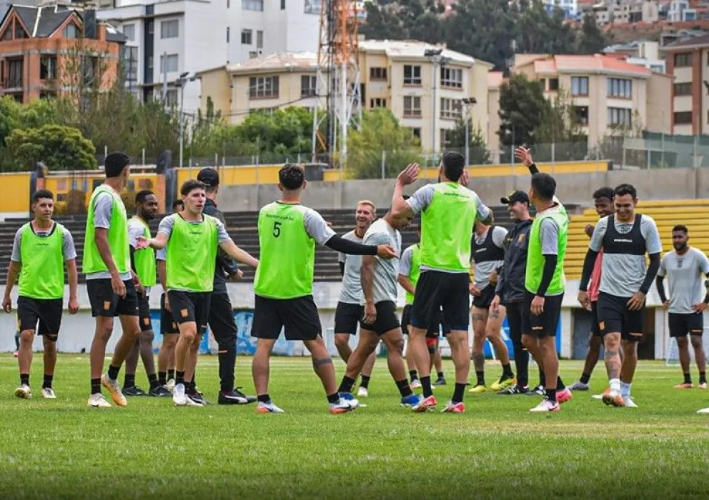 Jugadores de The Strongest en uno de sus últimos enfrentamientos en su estadio de Achumani. Foto: club The Strongest