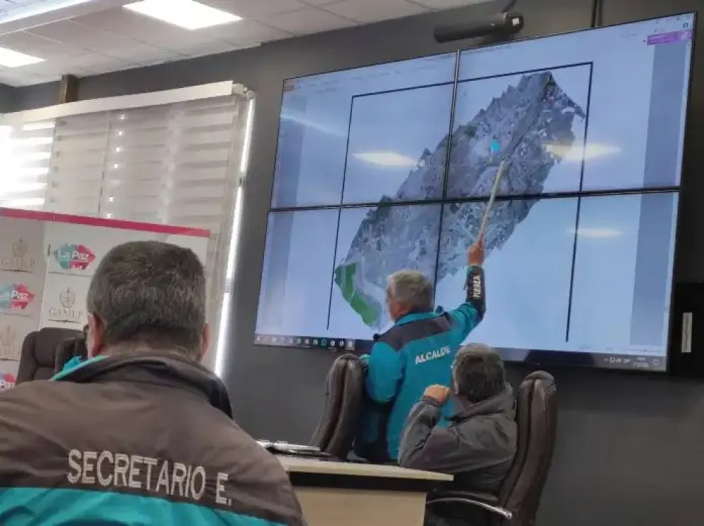 Arias explica los trabajos realizados en el área damnificada de Bajo Llojeta, en la reunión que sostiene con la Inmobiliaria Kantutani. Foto: AMUN.