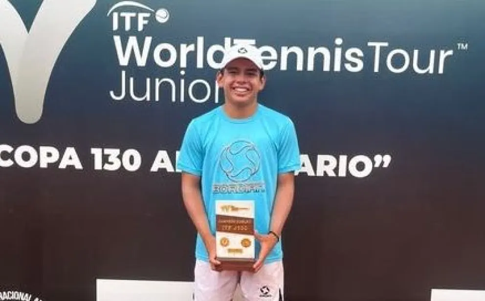 Lora con su trofeo de campeón en Arequipa. Foto: Federación Boliviana de Tenis.