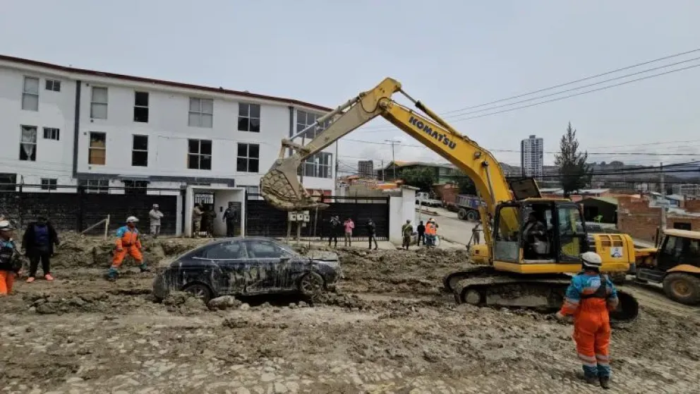 El lodo arrastró vehículos y cubrió viviendas. Fotos: GAMLP  