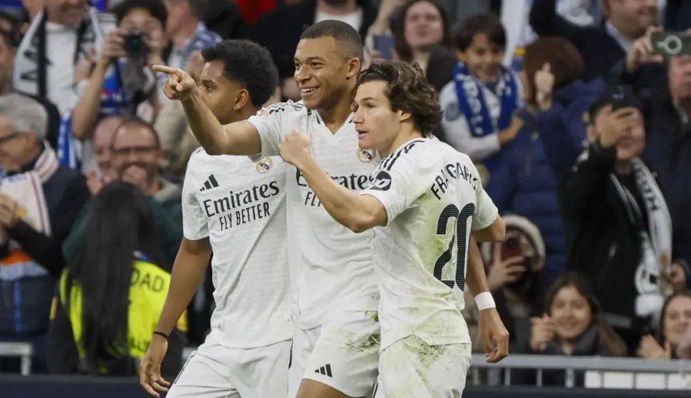 Mbappé (centro) festeja su tanto para el conjunto blanco. Foto: EFE.