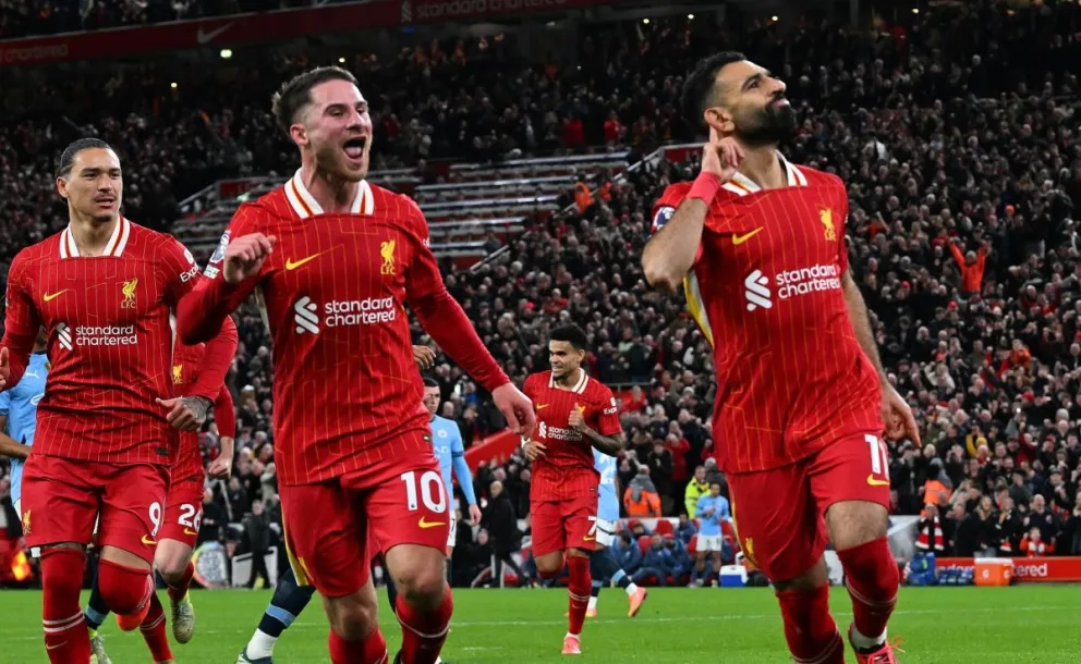 El egipcio Mohamed Salah (der.) celebra con sus compañeros el tanto que anotó. Foto: Liverpool.
