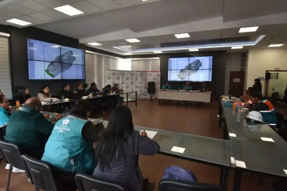 El alcalde Arias y los representantes de la empresa en la reunión de este domingo. Foto: AMUN