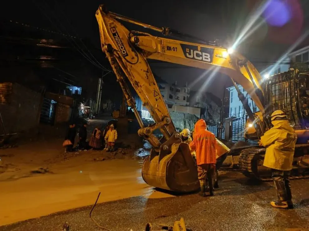 La retroexcavadora que trabaja en Bajo Llojeta.     Foto: AMUN.