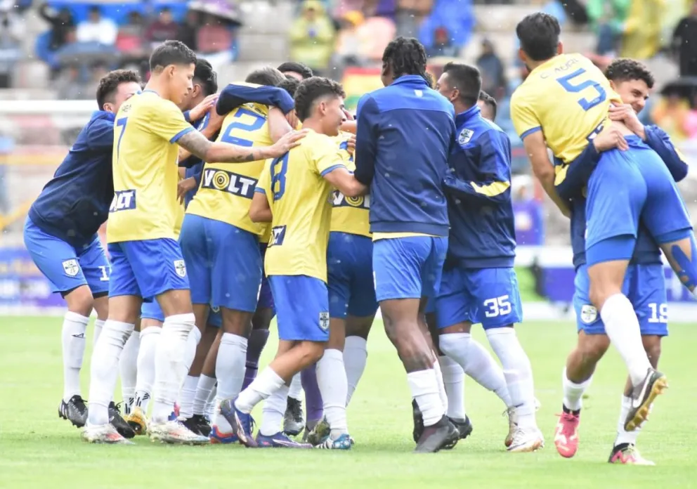 Jugadores de ABB festejan el título de la Copa Simón Bolívar tras derrotar a Totora Real Oruro. Foto: ABB