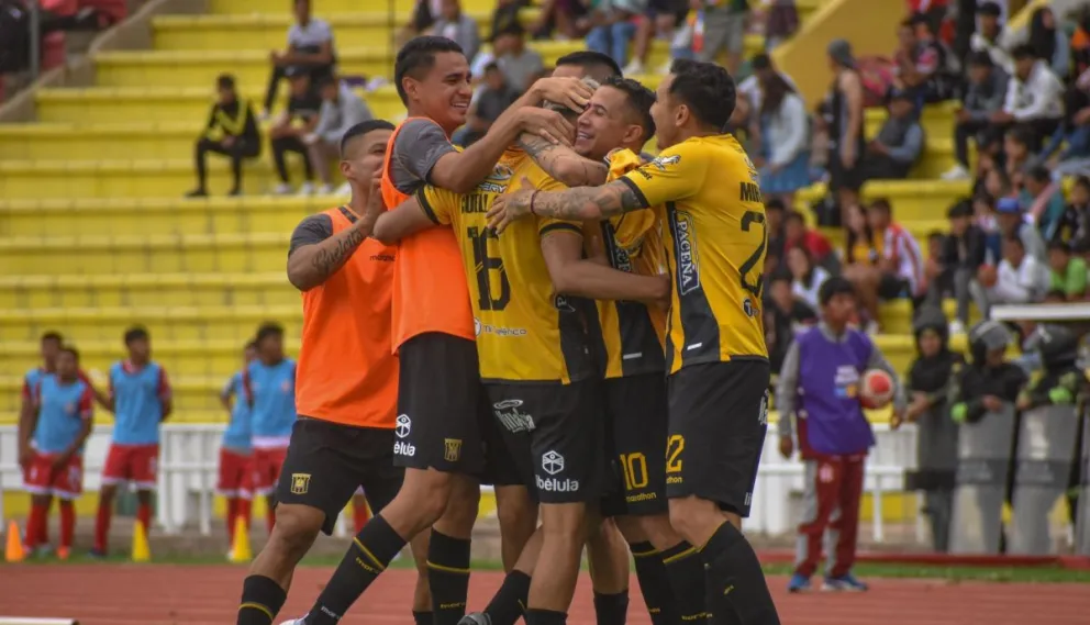 Los jugadores atigrados celebran uno de sus goles en Sucre. Foto: The Strongest.