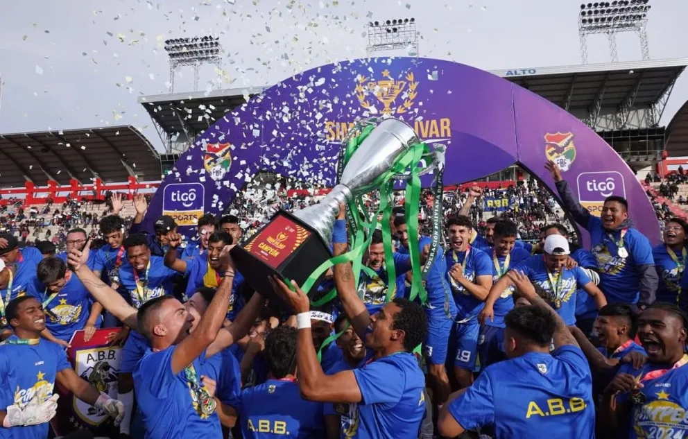 Los jugadores de ABB, con el trofeo en manos, festejan la conquista de la Copa Simón Bolívar. Foto: APG