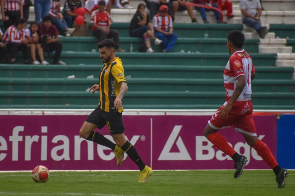 Triverio (izq.), del Tigre, domina la pelota en el partido con Independiente. Foto: The Strongest.