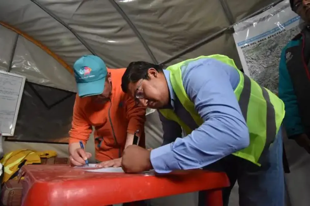 El momento en el que se produce la firma del acta. Foto: AMUN.