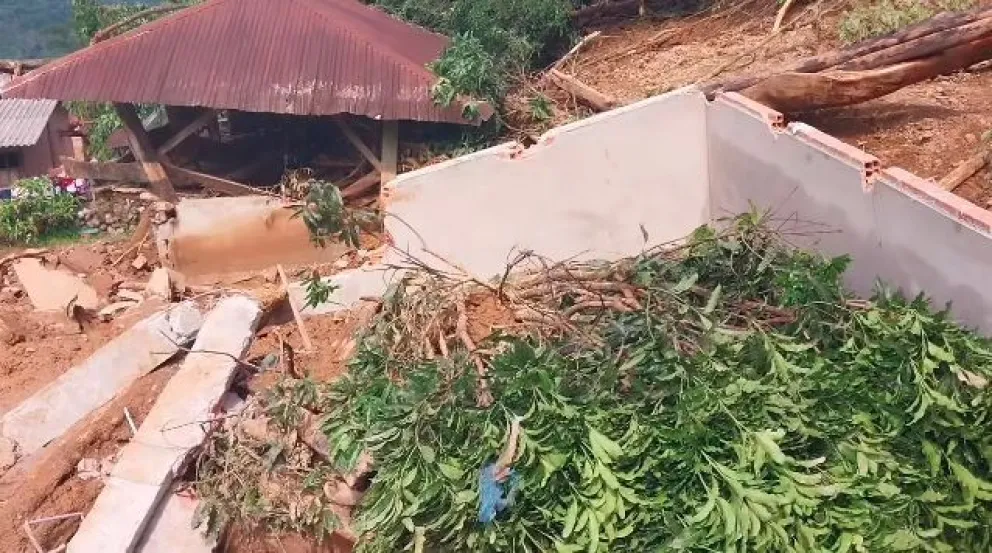 La mazamorra aplastó a dos viviendas. Foto: Captura de video