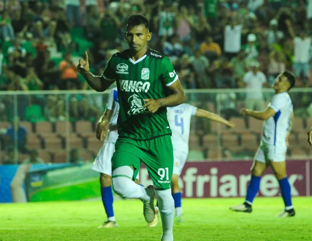 Gilbert Álvarez inicia el festejo después de marcar el segundo gol de Oriente Petrolero. Foto: APG