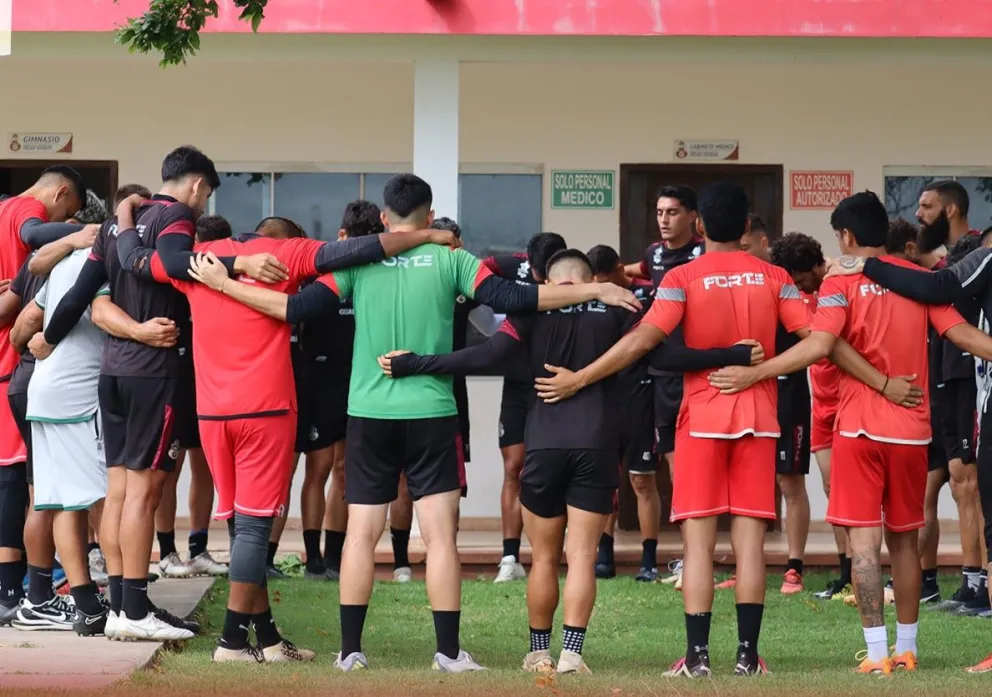 Jugadores y cuerpo técnico de Guabirá antes de iniciar el entrenamiento de domingo. Foto: club Guabirá.