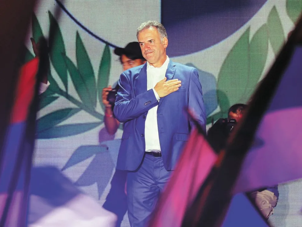 Yamandú Orsi, candidato del Frente Amplio, celebra la victoria en las elecciones de Uruguay. Foto: EFE 