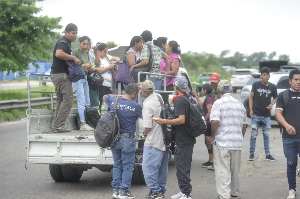 Ciudadanos cruceños recurren al transporte público, ante el parto de micreros en Santa Cruz. Foto: APG.