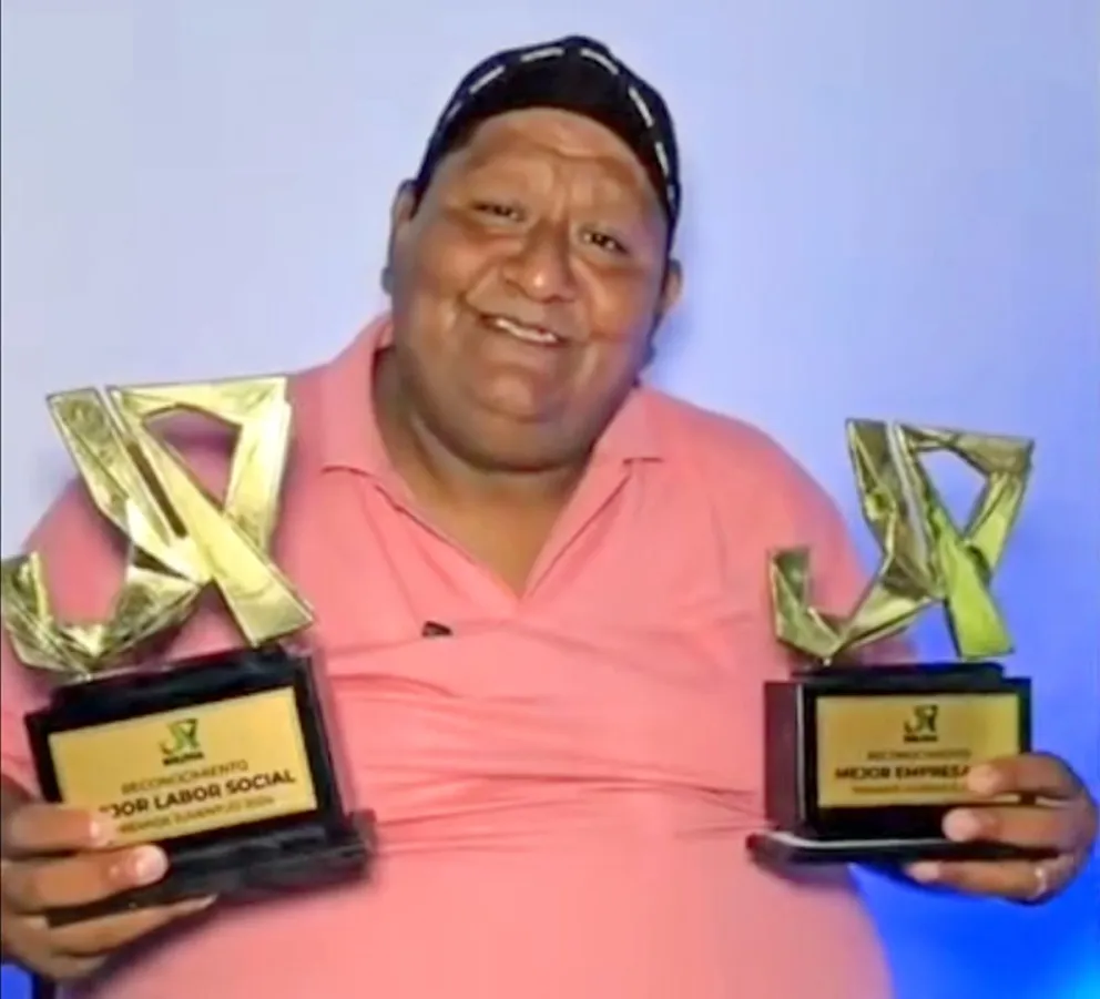 Alfredo Solares y los dos premios Juventud que recibió por su labor social y empresarial. Foto. Redes Alfredo Solares.