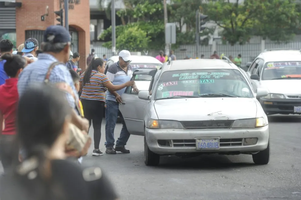 La población busca medios para transportarse. Foto: APG