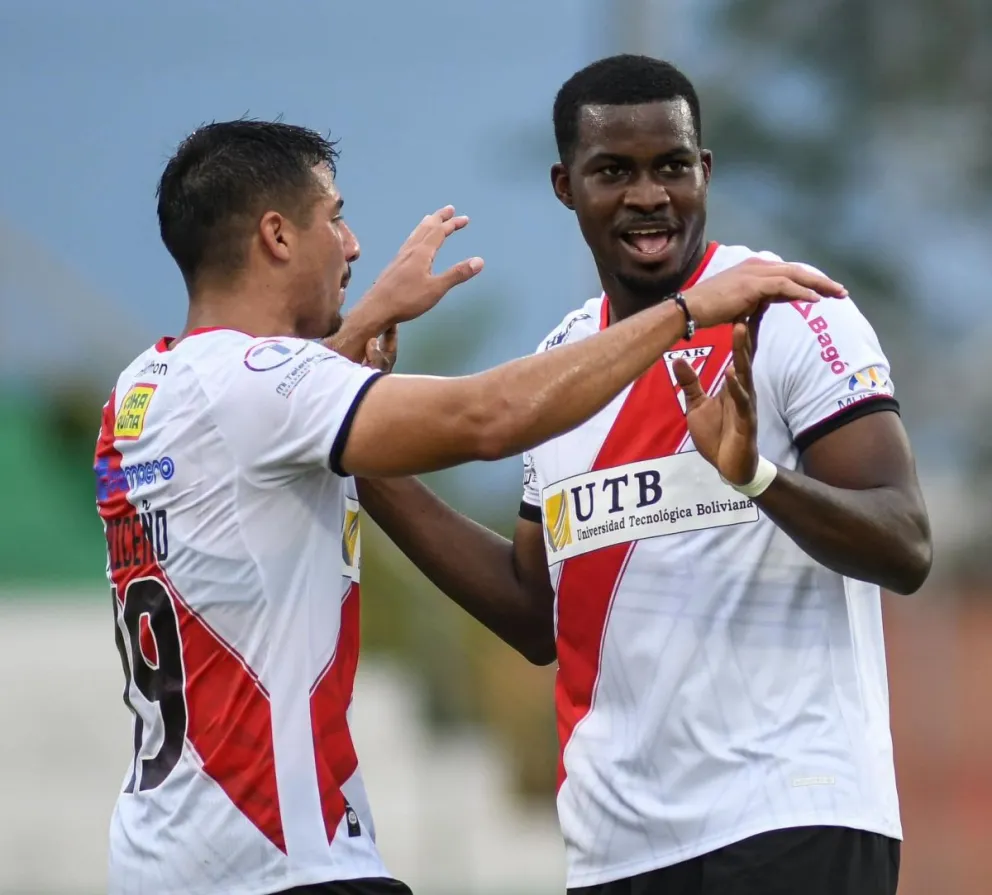 Lucumí (der.), autor de dos goles, es felicitado por Briceño. Foto: Always Ready.