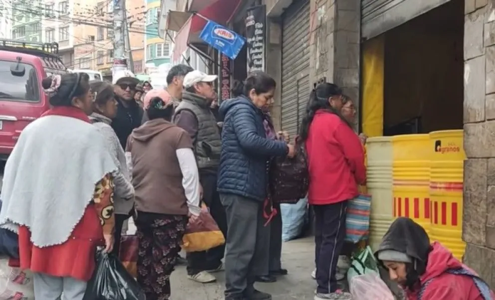 Compradores aguardan adquirir aceite en la calle Sebastián Segurola, en La Paz. Foto: RRSS