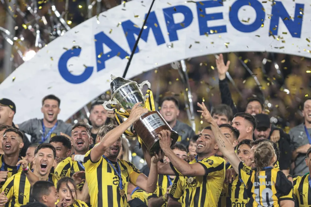 Jugadores de Peñarol celebran  la conquista del Torneo Clausura uruguayo en el Estadio Campeón del Siglo. Foto: EFE