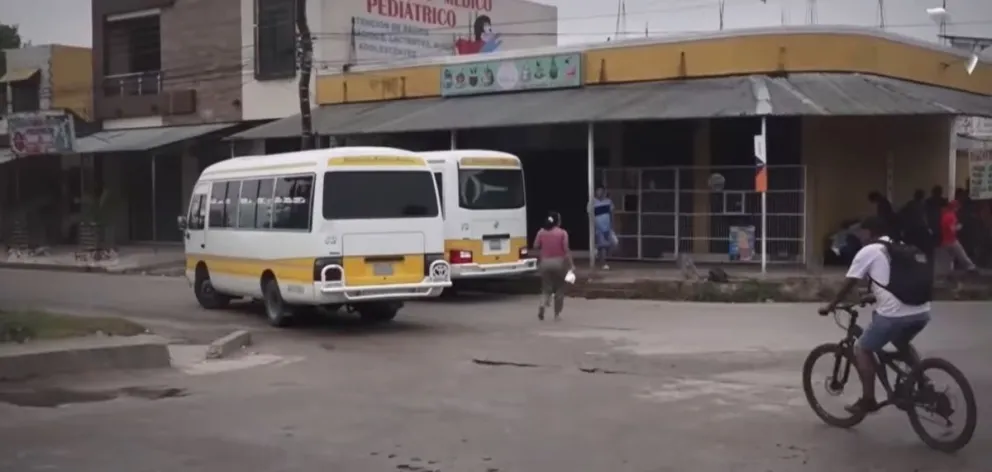 Una vía en Santa Cruz bloqueada por micros, en el marco del paro indefinido. Foto: captura