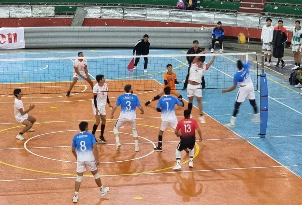 Partido entre Deportivo Ejército (de celeste) y UTEPSA. Foto: Federación Boliviana de Voleibol.