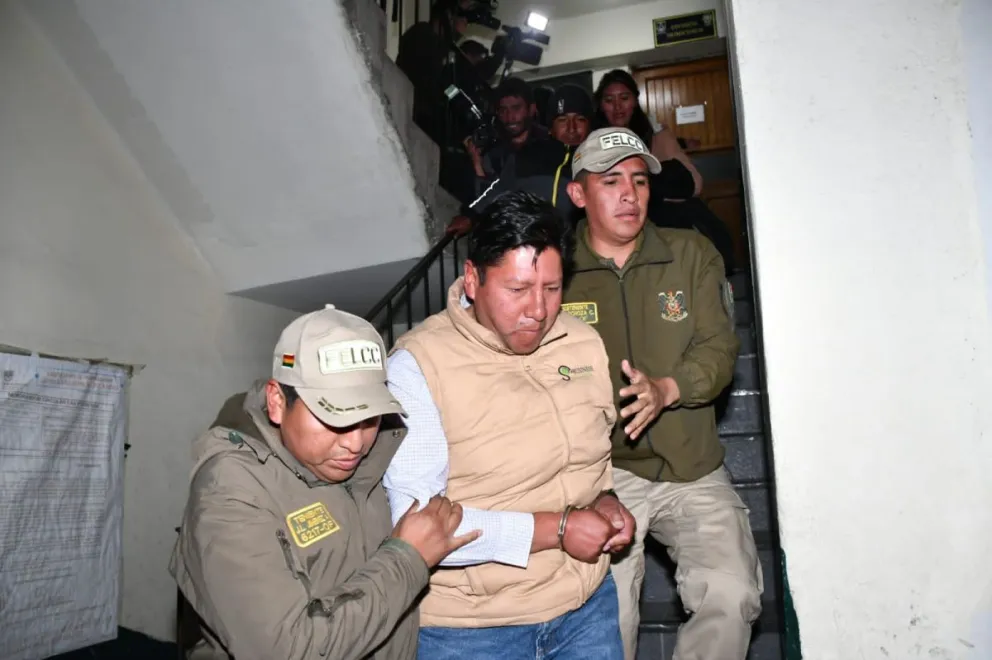 Después de haber declarado ante la Dirección Anticorrupción de la FELCC, el alcalde de Achocalla, Manuel Condori, es conducido a celdas de las mismas instalaciones policiales  por el caso denominado Mazamorra de Bajo Llojeta. Foto: APG