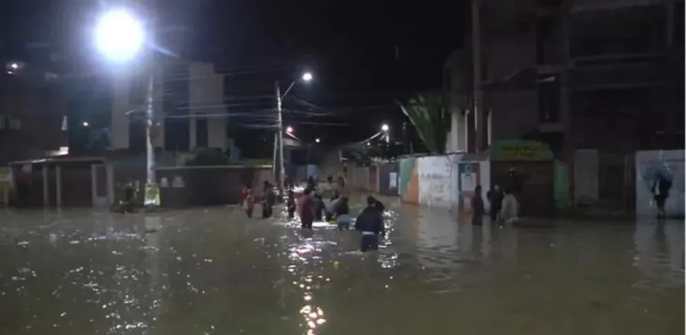 La gente tuvo que salir de sus casas ante la emergencia. Foto: Red Uno