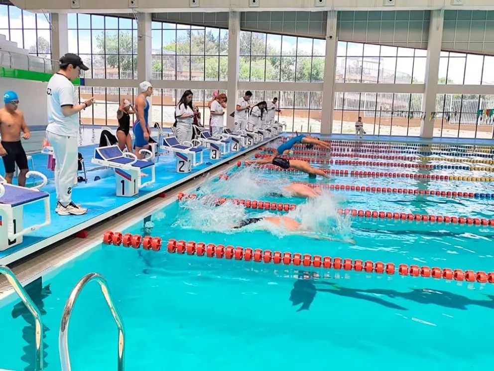 Una competencia anterior en la Piscina Olímpica de Potosí. Foto: Febona.