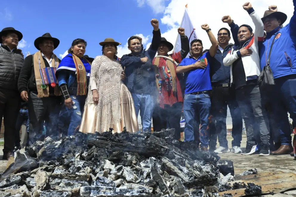 "Arcistas" celebran que el organismo electoral haya reconocido el congreso de El Alto. Foto: EFE 