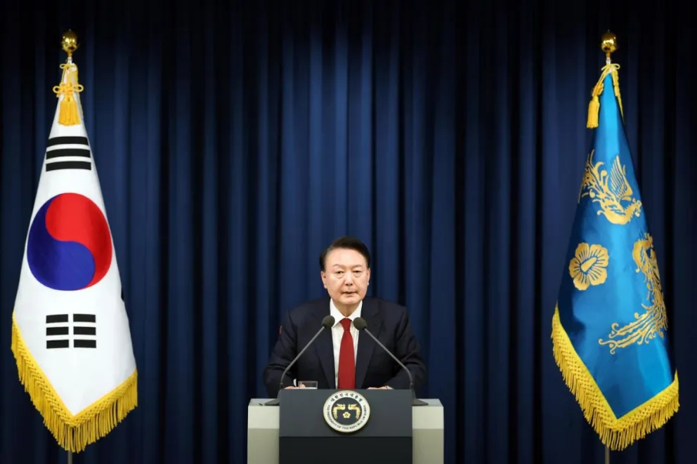 El presidente surcoreano Yoon Suk Yeol declara la ley marcial en un discurso de emergencia. Foto: EFE 