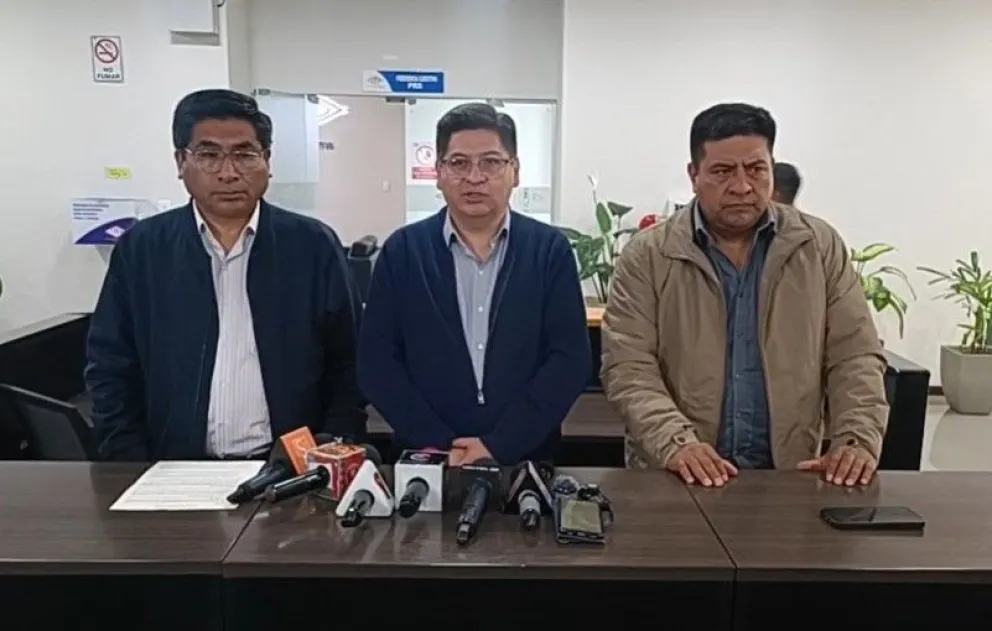 Los ministros que se reunieron con los productores brindan conferencia de prensa. Foto: Captura