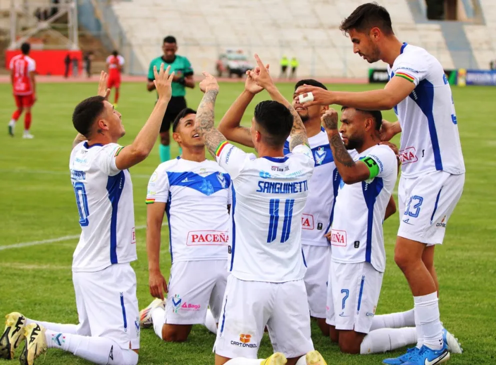 Los Santos celebran el segundo gol del encuentro que ganaron en Oruro. Foto: APG