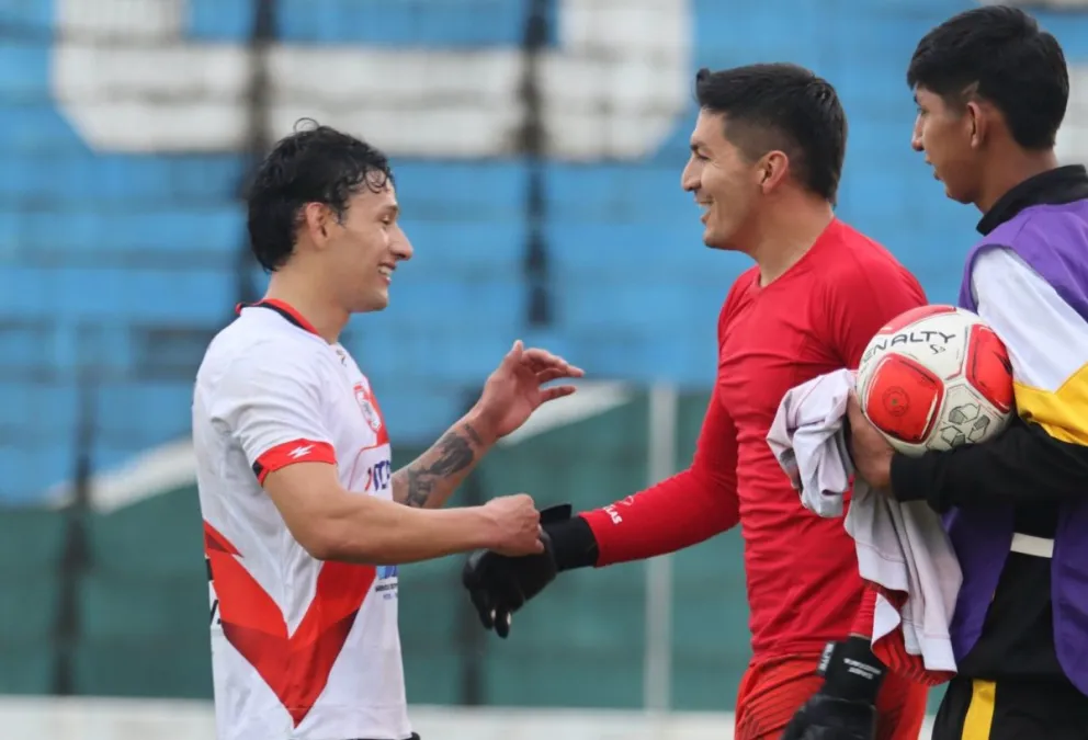 Ábrego (izq.) festeja uno de sus goles con Mustafá. Foto: APG.