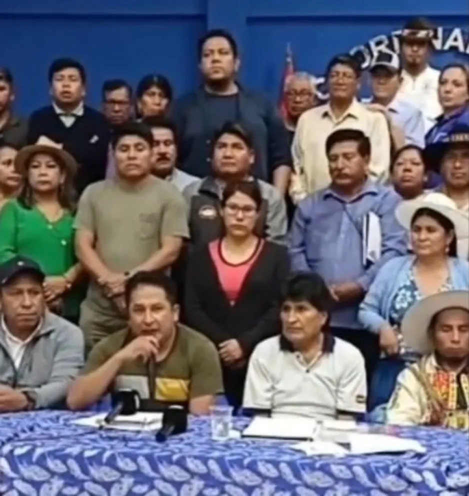 Enrique Mamani se dirige a los medios de comunicación, durante una conferencia de prensa. Foto: Captura de video