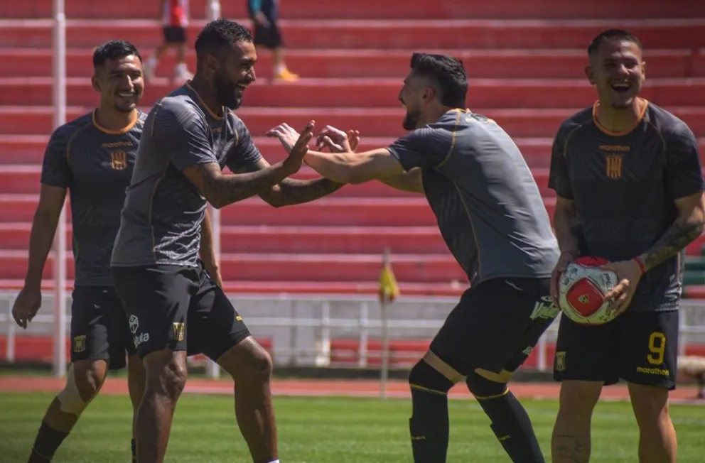 Jugadores del Tigre antes de empezar el partido con Independiente en Sucre del domingo. Foto: club The Strongest.
