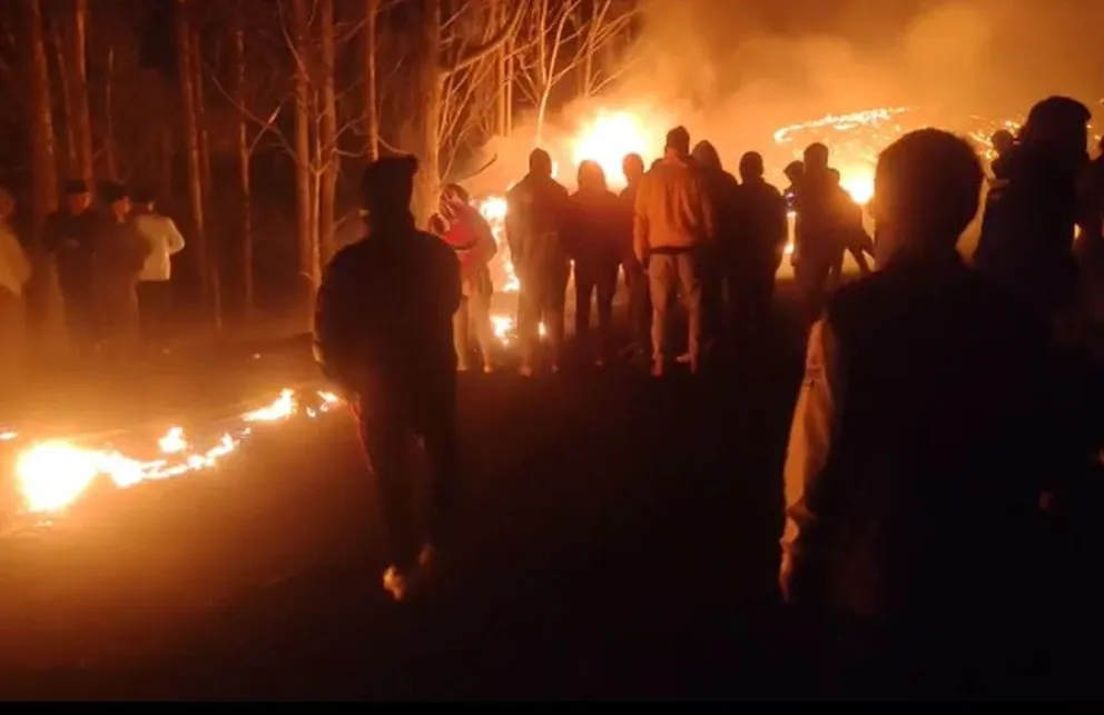 Pobladores llegaron al lugar del siniestro. Foto: captura radio 13 de Noviembre