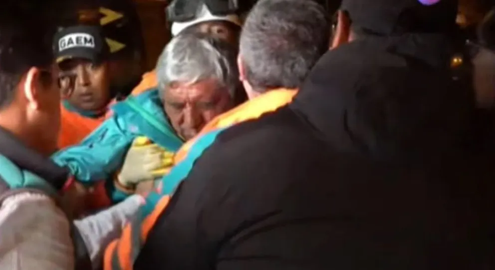 Arias es socorrido por bomberos, tras su descompensación. Foto: captura de video