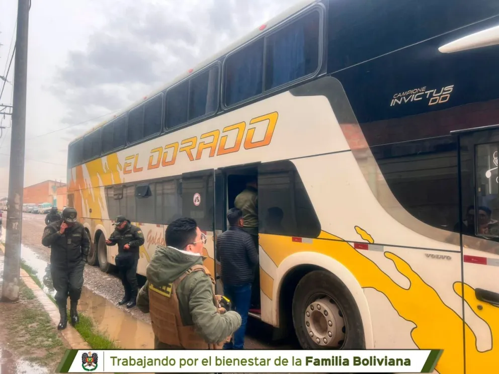 El bus donde se encontraban los ciudadanos africanos. Foto: Policía Boliviana