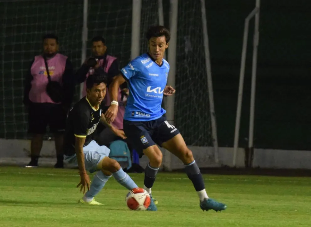 El juvenil Santiago Castedo, jugador de Blooming, controla la pelota marcado por Jair Torrico de Aurora. Foto: APG