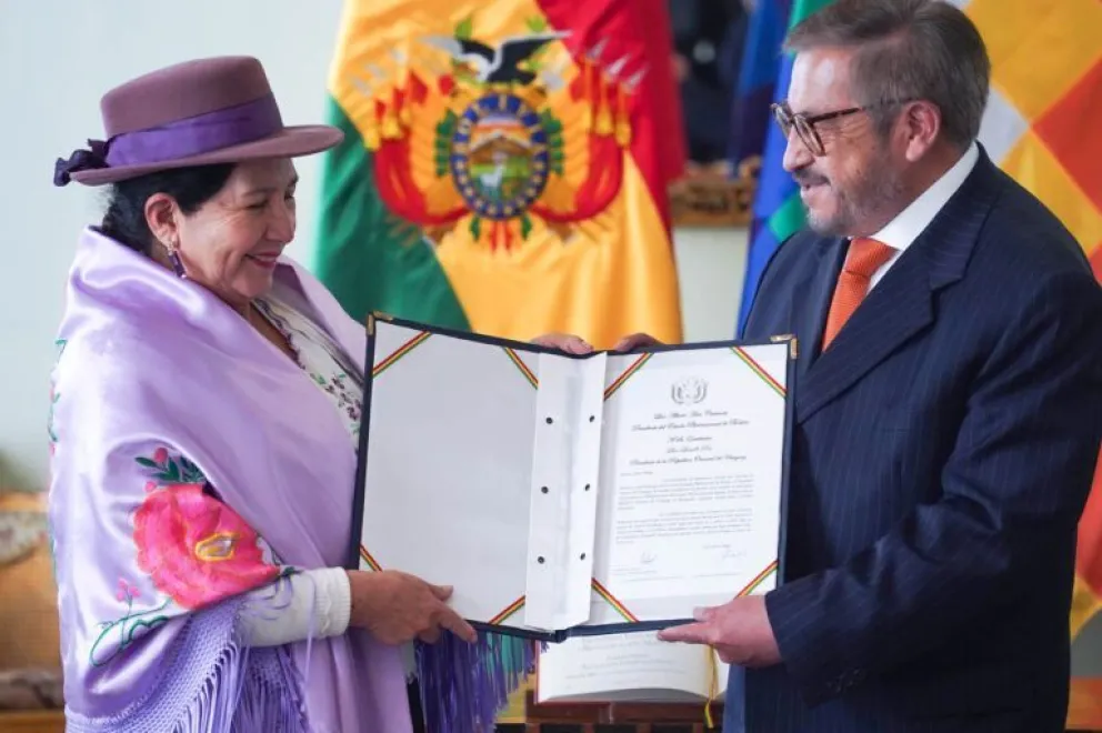La canciller Celinda Sosa y el embajador de Bolivia en Uruguay, Adalid Contreras. Foto: Ministerio de Relaciones Exteriores