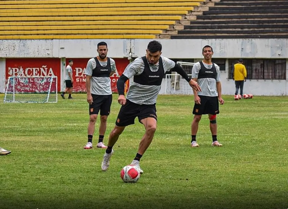 Enrique Triverio, carta goleadora del Tigre, ejercita un remate. Foto: The Strongest.