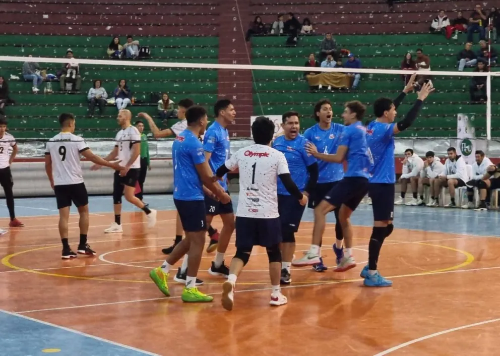 Jugadores de Olympic celebran por su triunfo sobre San Martín. Foto: Federación Boliviana de Voleibol.