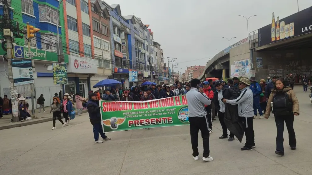 Los transportistas se movilizan hoy en El alto. Foto: Ariel Poma