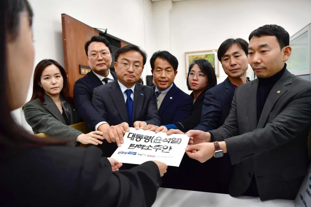 Los legisladores del principal partido opositor surcoreano y otros partidos menores de la oposición presentan un proyecto de ley para destituir al presidente, Yoon Suk-yeol. Foto: EFE 